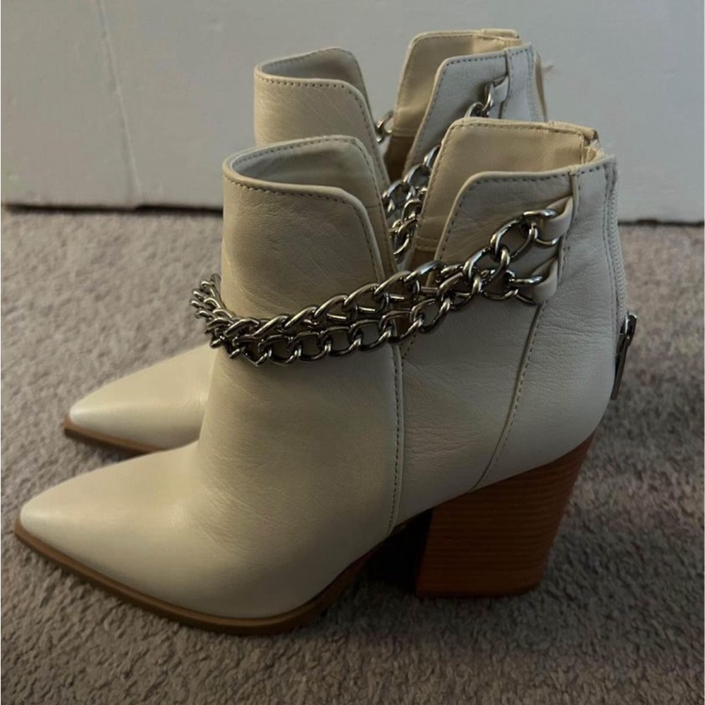 Vince Camuto VC-Gallzy Booties